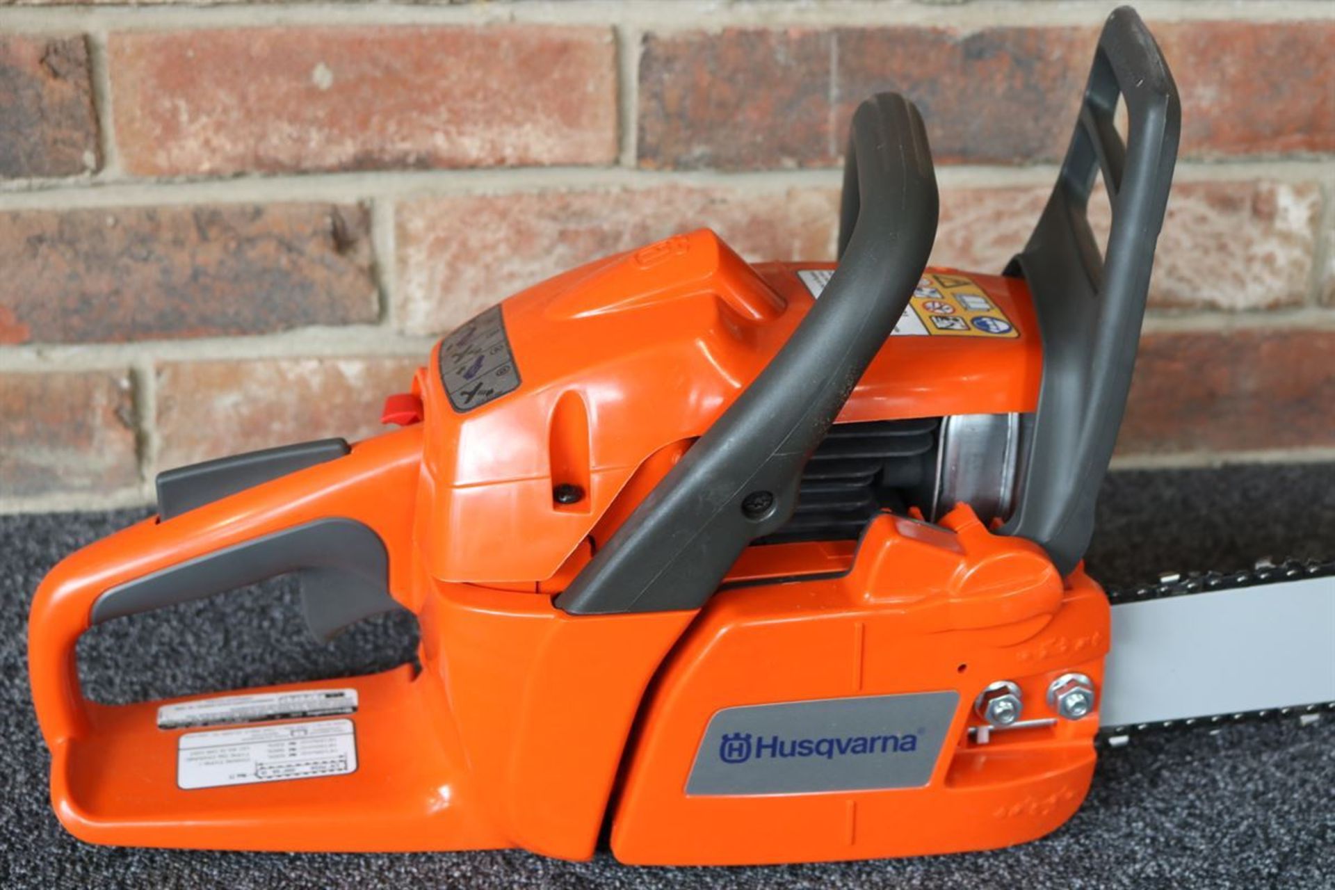 Husqvarna Petrol Chainsaw 40.9cc 16in Bar - Image 3 of 4