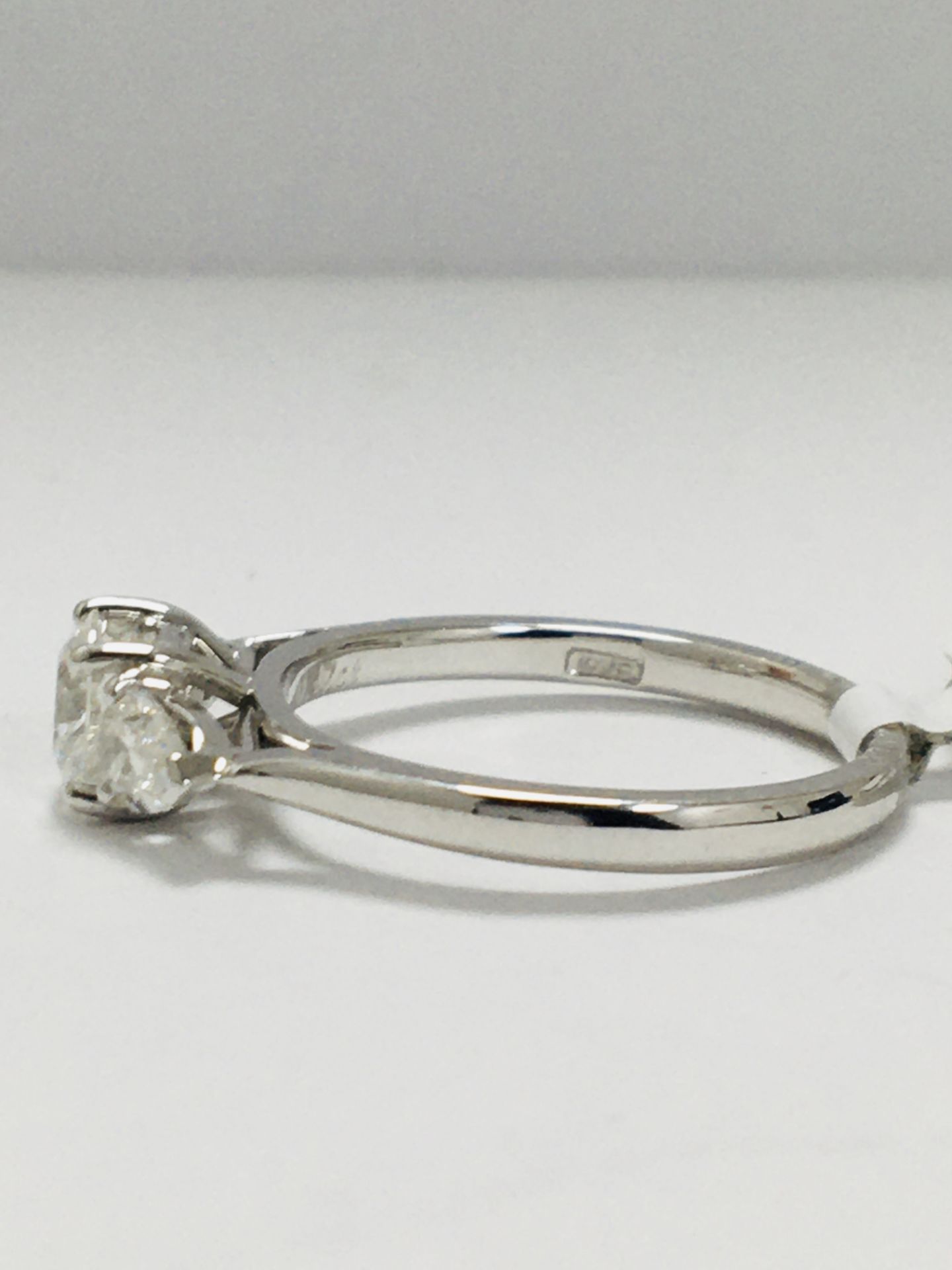 18Ct White Gold Trilogy Ring - Image 7 of 8