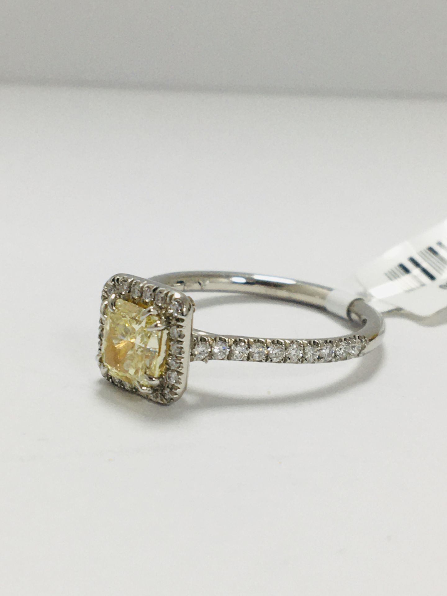 18Ct White Gold Halo Style Diamond Ring - Image 3 of 8