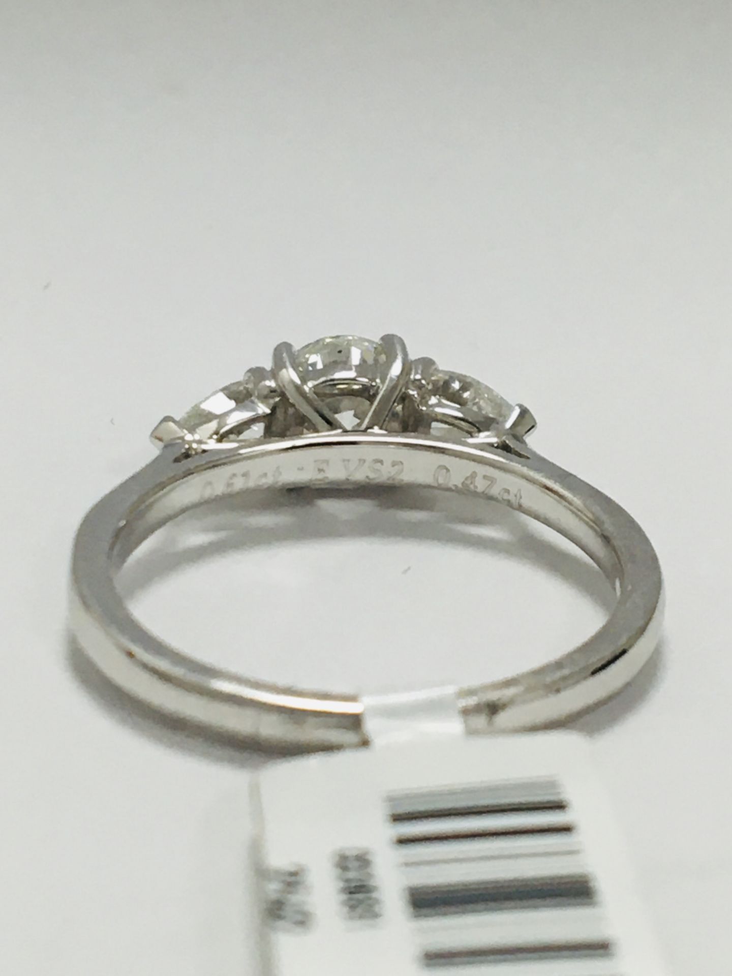 18Ct White Gold Trilogy Ring - Image 4 of 8