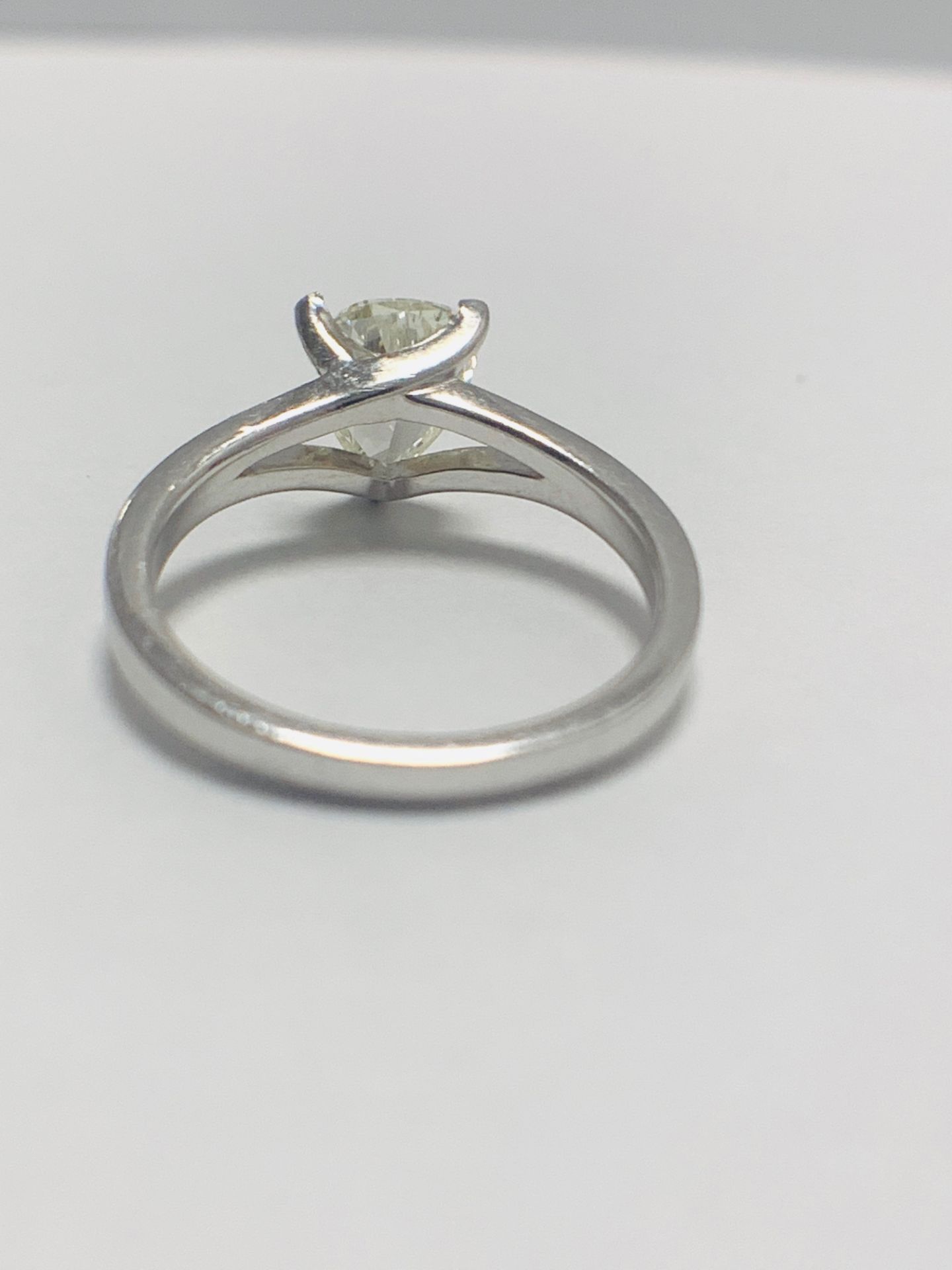 1Ct Pearshape Diamond Platinum Solitaire Ring. - Image 5 of 9