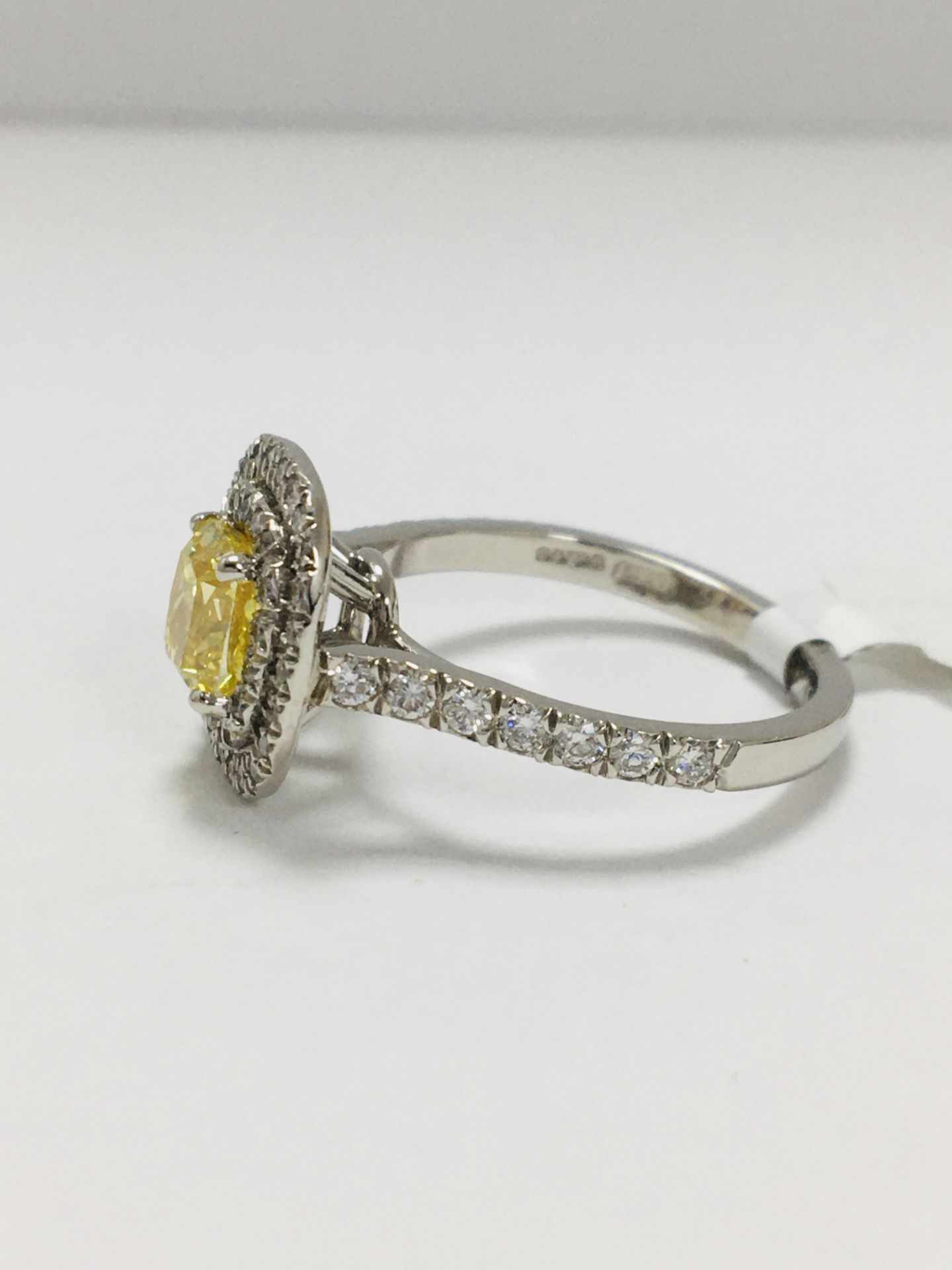 18Ct White Gold Diamond Halo Style Ring - Image 2 of 6