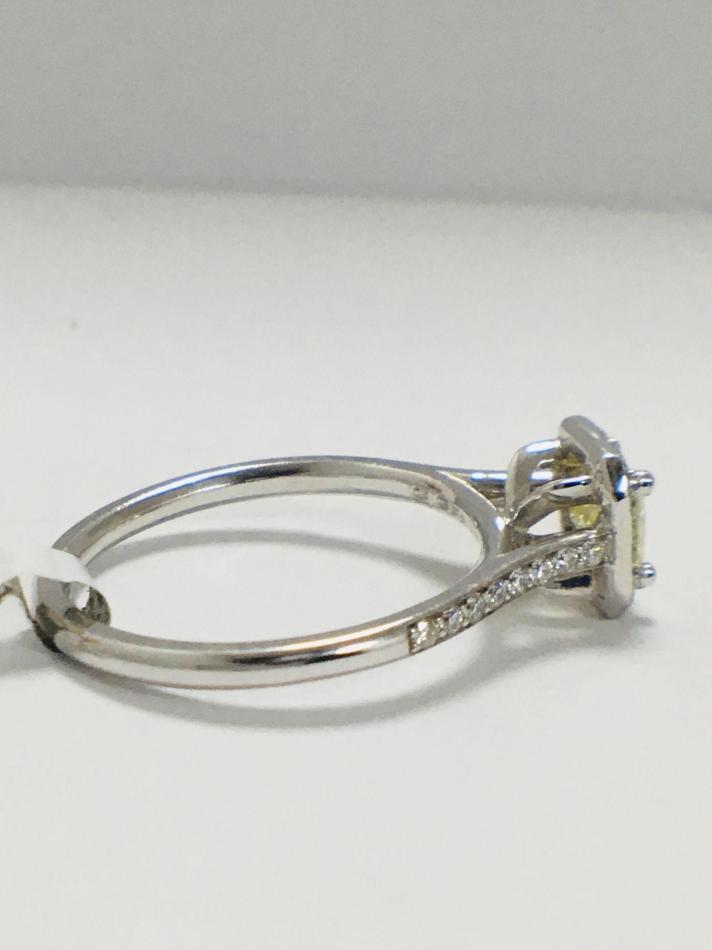 18Ct White Gold Diamond Ring - Image 8 of 10