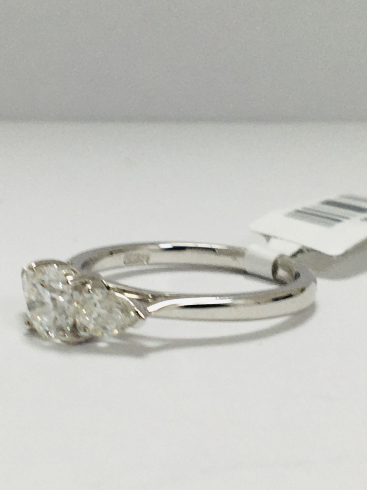 18Ct White Gold Trilogy Ring - Image 3 of 8