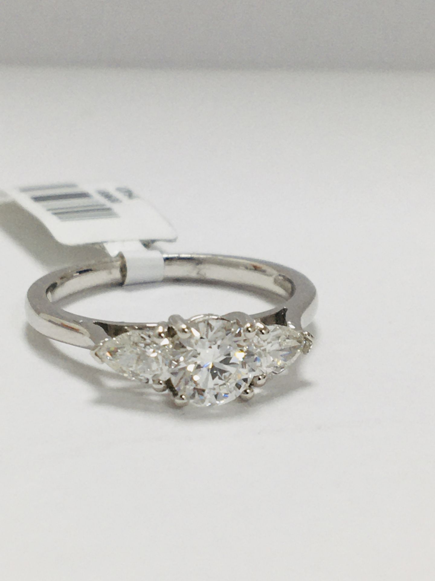 18Ct White Gold Trilogy Ring - Image 2 of 8