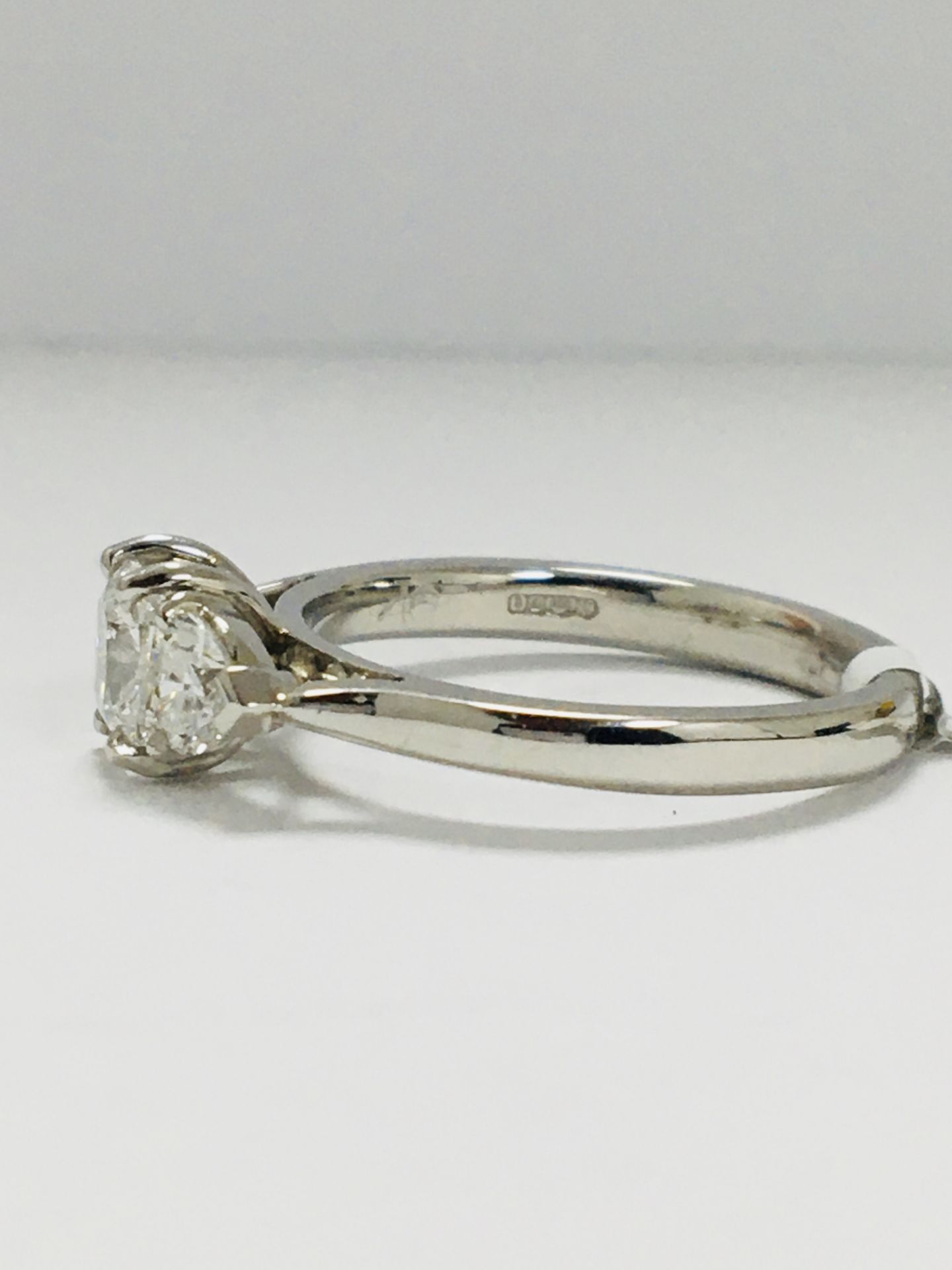 18Ct White Gold Trilogy Ring - Image 3 of 7