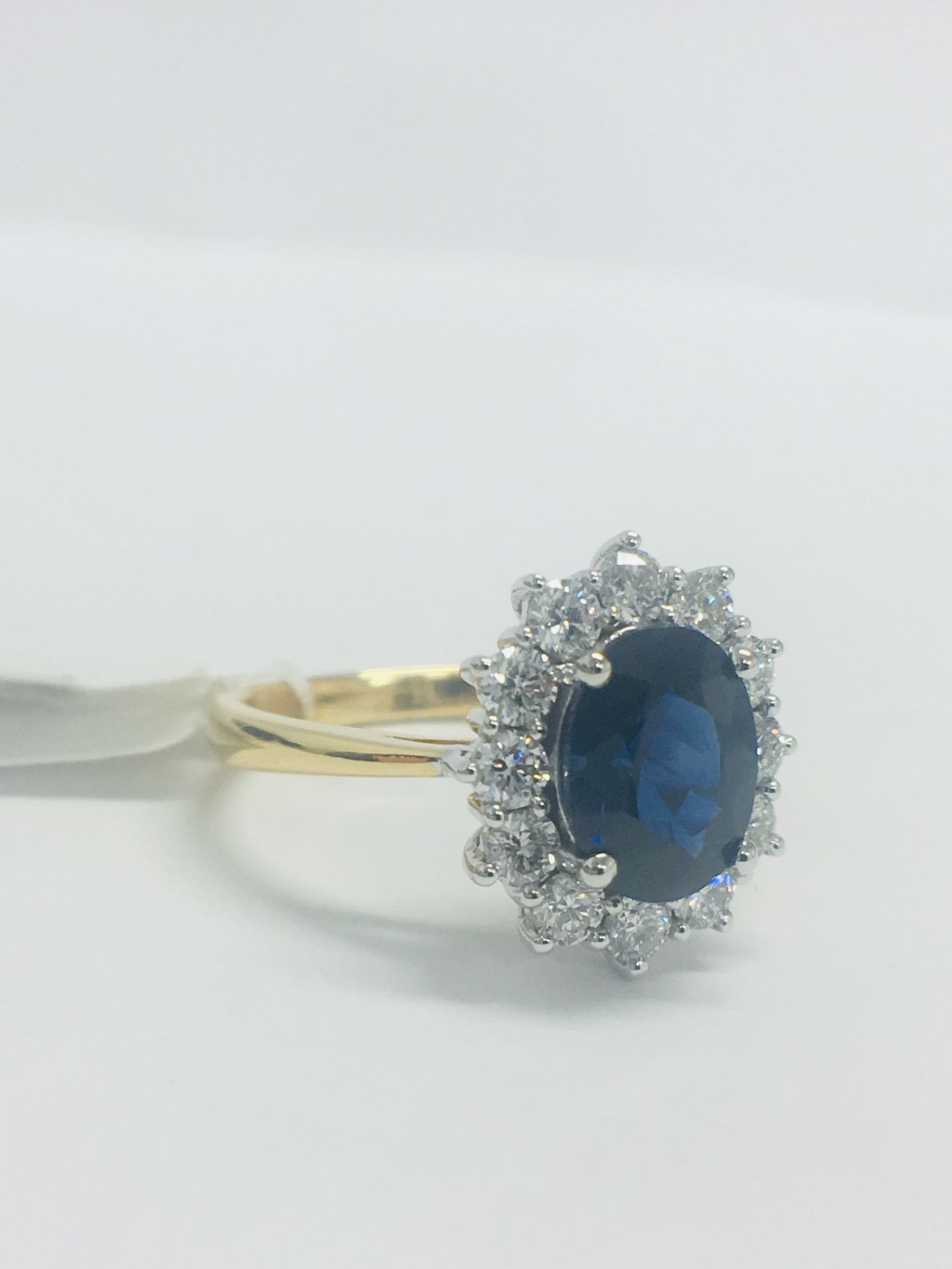 18Ct Sapphire And Diamond Cluster Ring - Image 8 of 9