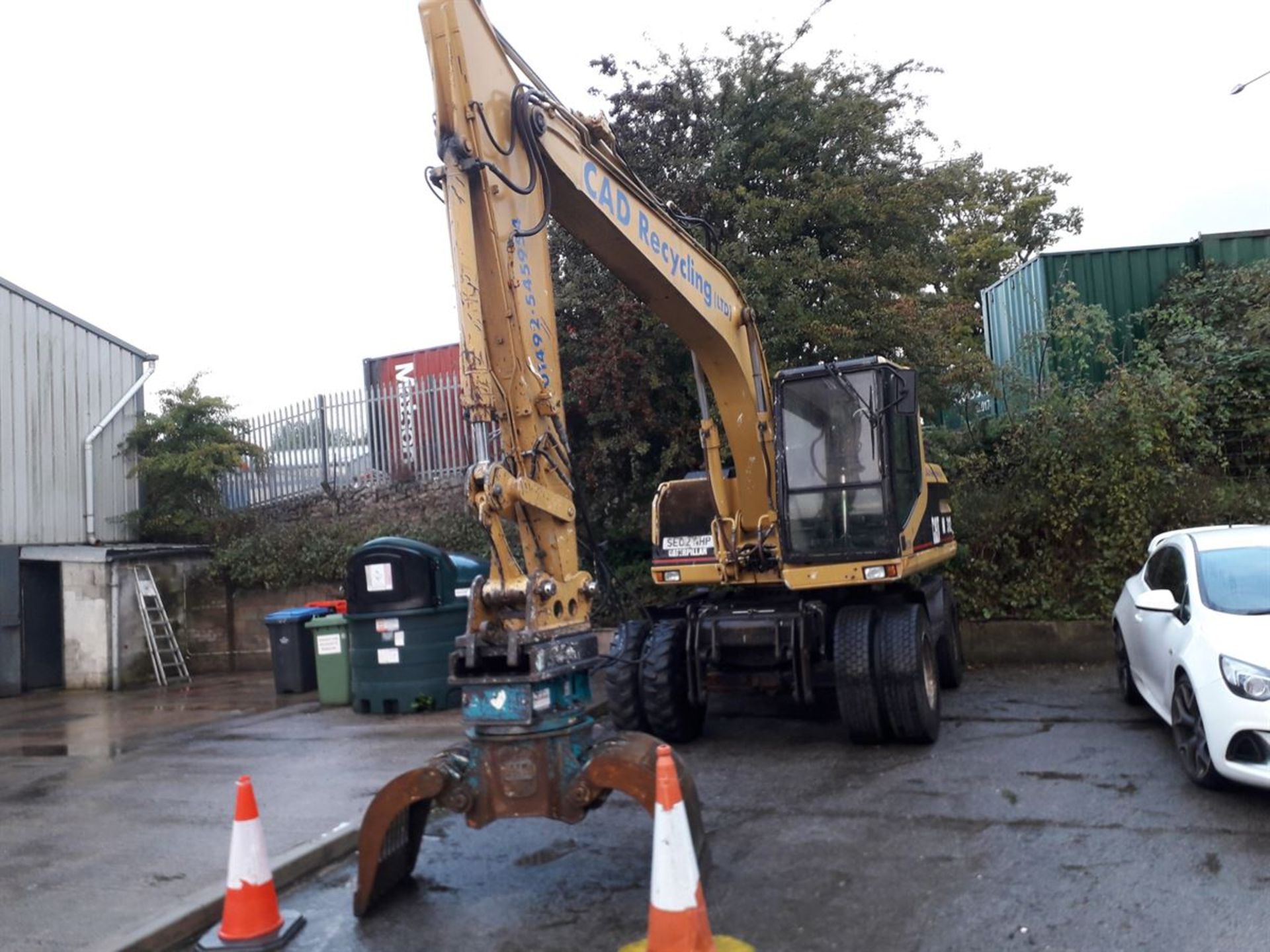 2002 Cat M312 Rubber Duck. fitted with Bucket