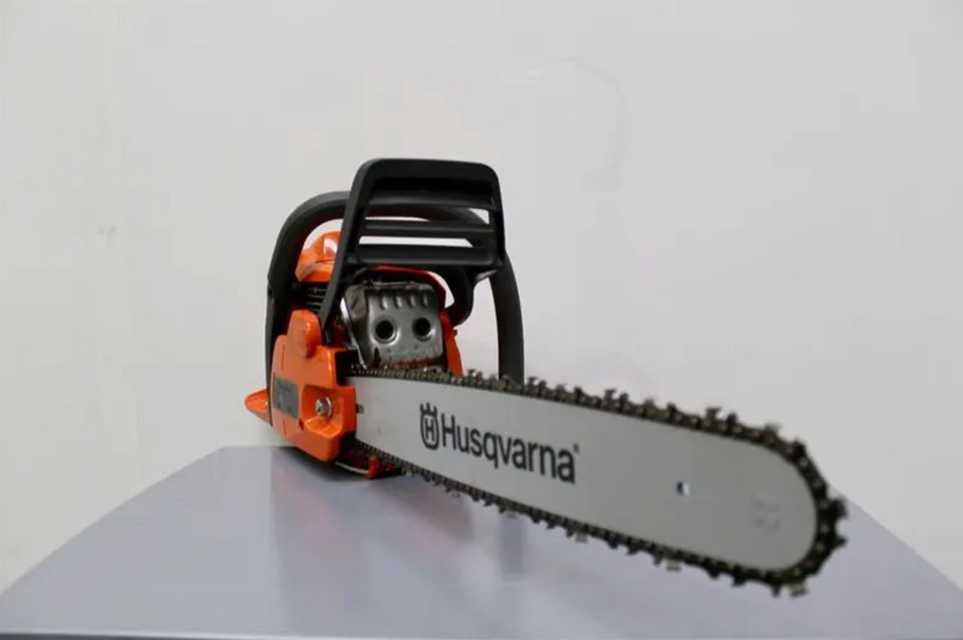 Husqvarna Petrol Chainsaw 40.9cc 18in Bar - Image 2 of 4