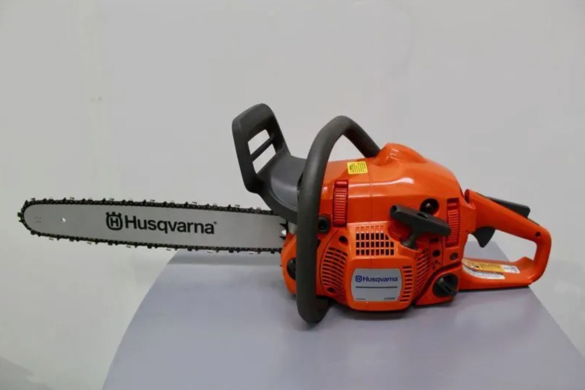 Husqvarna Petrol Chainsaw 40.9cc 18in Bar - Image 4 of 4