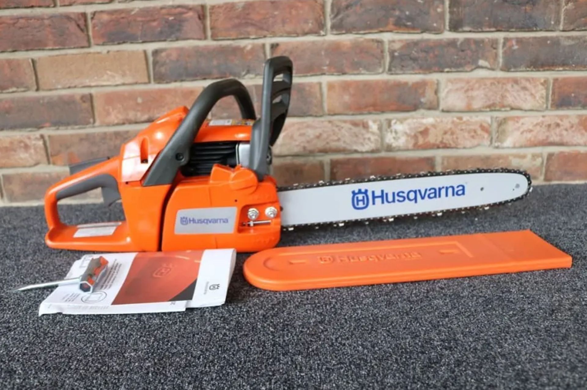 Husqvarna Petrol Chainsaw 40.9cc 16inch Bar - Image 2 of 4