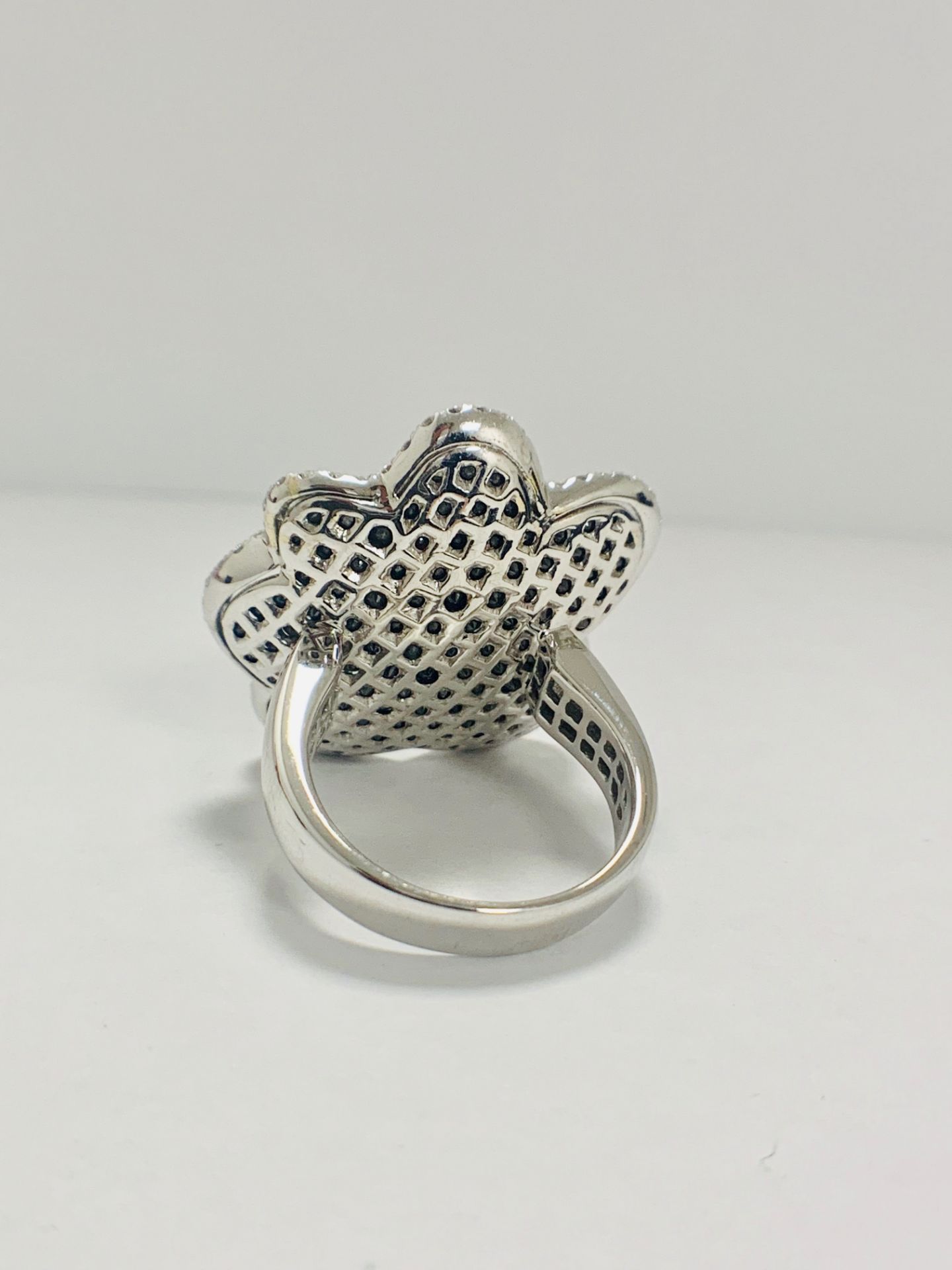 18Ct White Gold Diamond Flower Design Ring - Image 4 of 10
