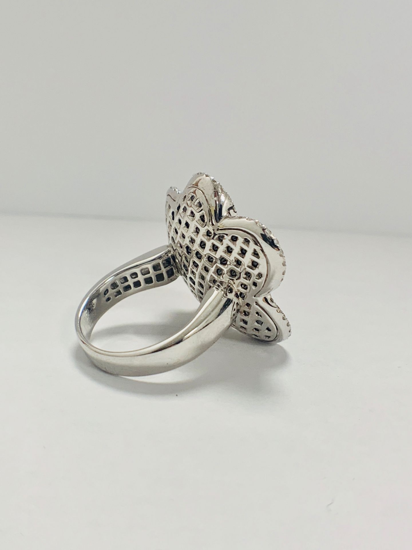 18Ct White Gold Diamond Flower Design Ring - Image 6 of 10