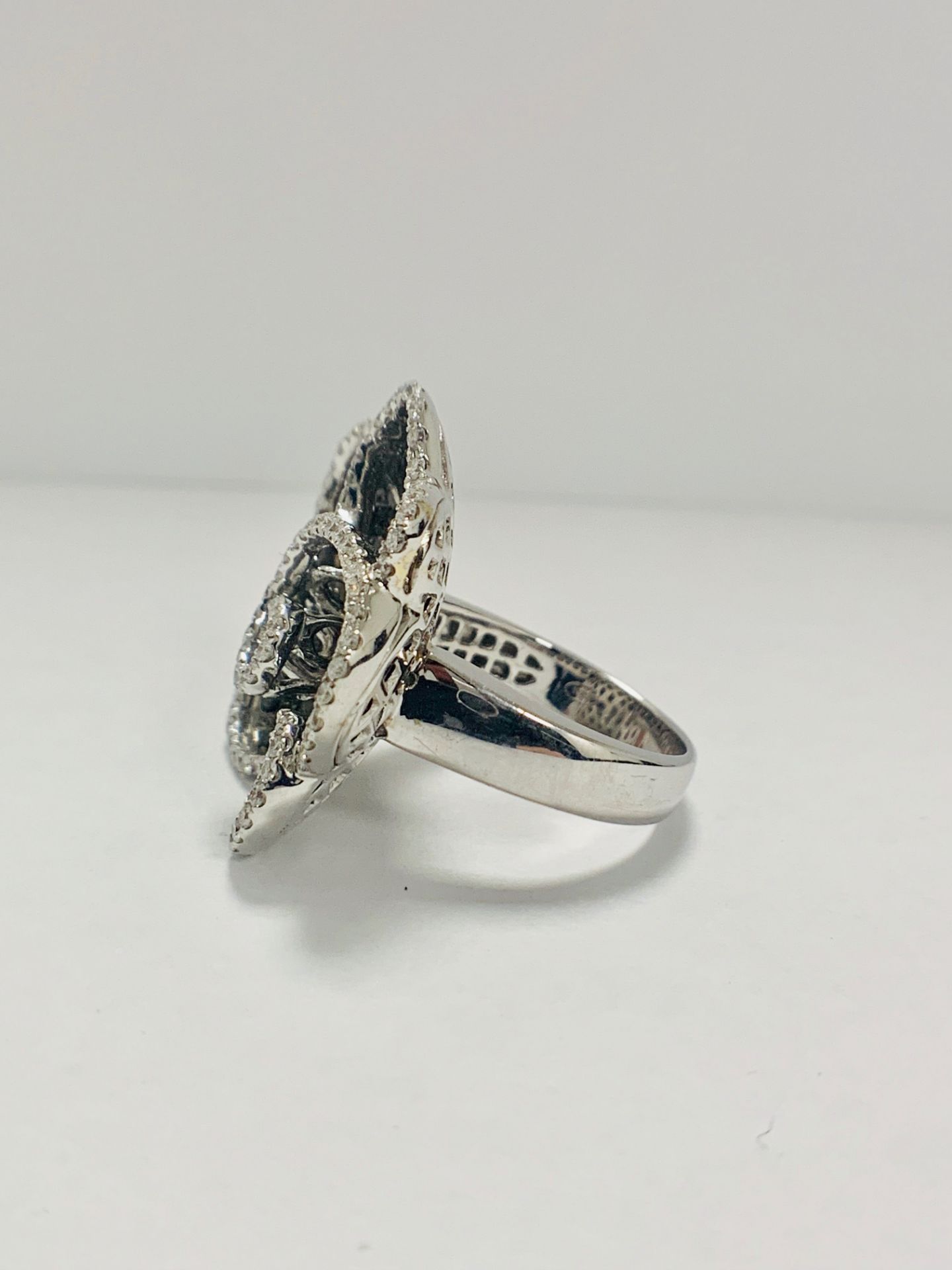 18Ct White Gold Diamond Flower Design Ring - Image 2 of 10