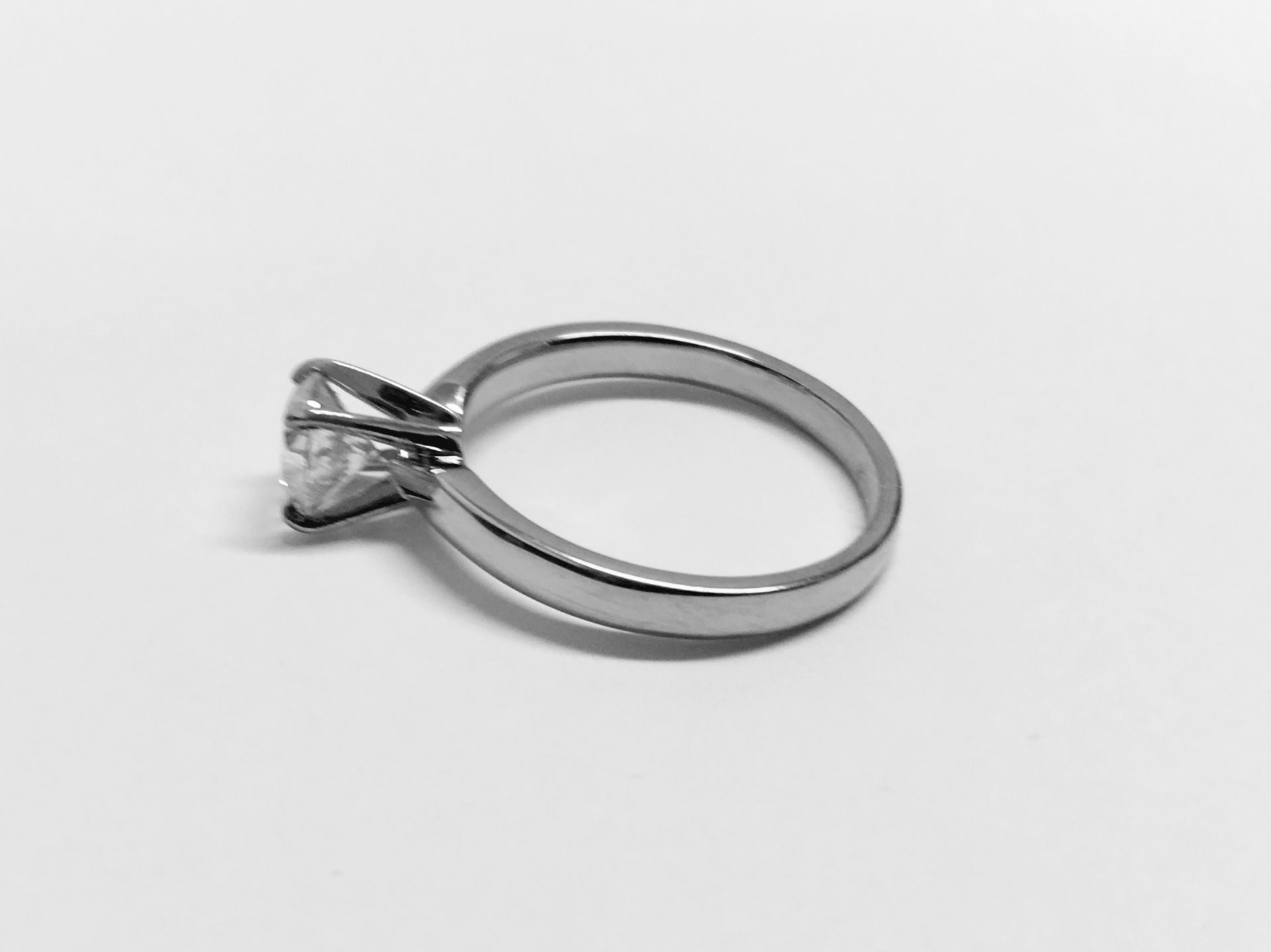 Platinum 1Ct Brilliant Cut Diamond Solitaire Ring - Image 2 of 4