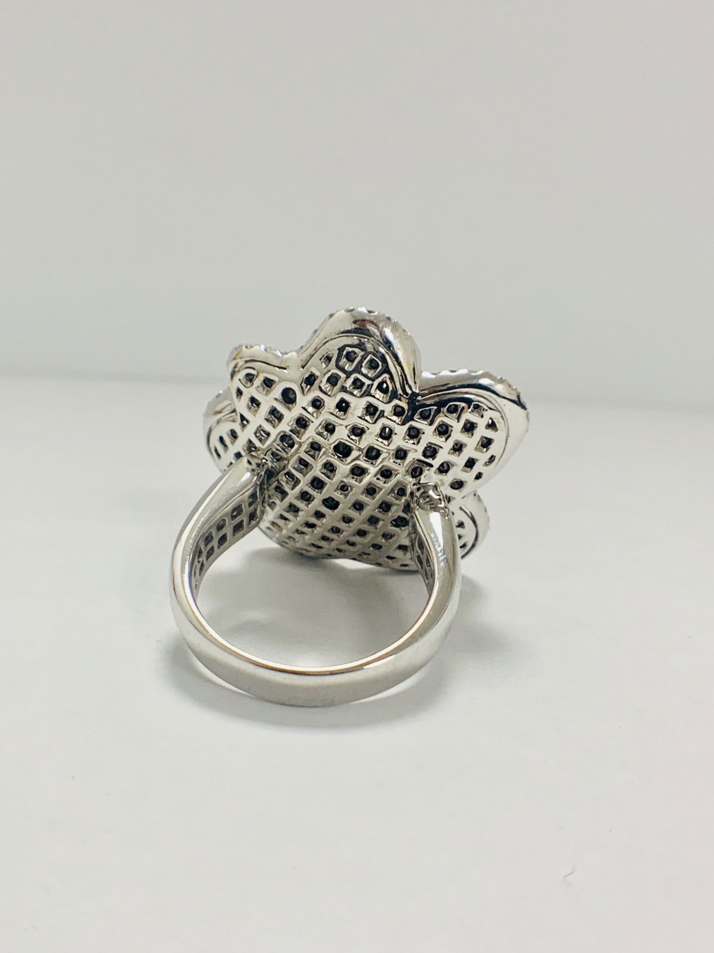 18Ct White Gold Diamond Flower Design Ring - Image 5 of 10