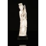 Sculpture en ivoire jeune femme chinoise 1900 - Région: Chine - Epoque: 1900 - [...]