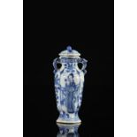 Chine petit vase porcelaine couvert blanc bleu à décor de personnages époque [...]