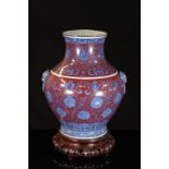 Important Chine vase de forme Hu fond rouge fer blanc bleu - marque Qianlong - [...]