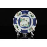 Chine assiette famille verte poudré bleu à décor de paysage - époque Kangxi - [...]