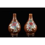 Chine paire de vases miniature à fond capucin - famille rose - époque Yongzheng - [...]