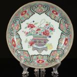 Chine - plat famille rose décor de jardinière époque Yongzheng - Région: Chine [...]