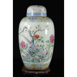 Vase couvert en porcelaine, famille rose. Décor d'oiseaux et de fleurs stylisées [...]