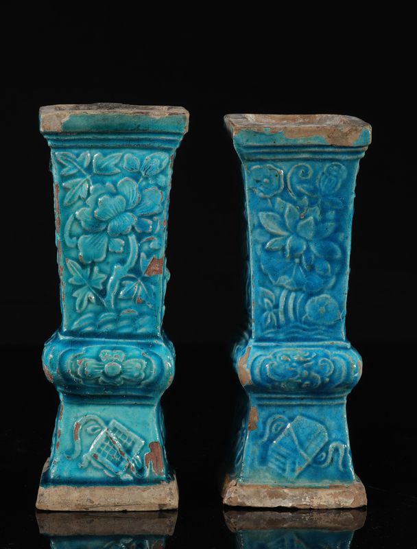 Paire de vases en grès émaillé bleu (accidentés) . CHINE, époque Ming - [...] - Image 3 of 7