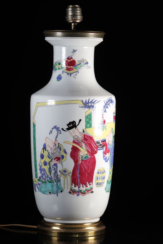 Chine vase en porcelaine à décor de personnages 20ème (monté en lampe) - [...]