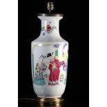 Chine vase en porcelaine à décor de personnages 20ème (monté en lampe) - [...]