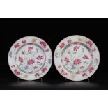 Chine paire d'assiettes en porcelaine famille rose 18ème - Dimensions: d225mm - [...]