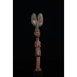 Afrique sculpture en bois Yoruba jeune femme agenouillée 20ème - Dimensions: [...]