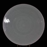 Chine grand plat en porcelaine céladon motif floraux époque Qing - Dimensions: [...]