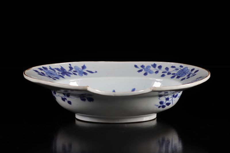 Chine plat à barbe en porcelaine blanc bleu 18ème - Dimensions: L310mm - Poids [...] - Image 3 of 3