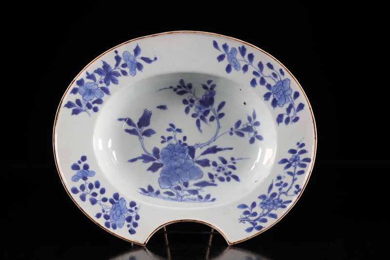 Chine plat à barbe en porcelaine blanc bleu 18ème - Dimensions: L310mm - Poids [...]