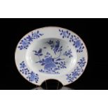 Chine plat à barbe en porcelaine blanc bleu 18ème - Dimensions: L310mm - Poids [...]