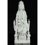 Chine Blanc de Chine Guanyin porcelaine figure, Kangxi période (1662-1722) - [...]