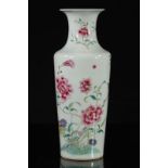 Vase cylindrique à col évasé en porcelaine, famille rose à décor d'oiseaux et [...]