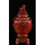 Imposant brûle parfum polylobés en agate rouge sur piédouche. CHINE, époque Qing. [...]