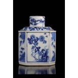 Chine pot a thé en blanc bleu à décor floraux 18ème marque Kangxi - Dimensions: [...]