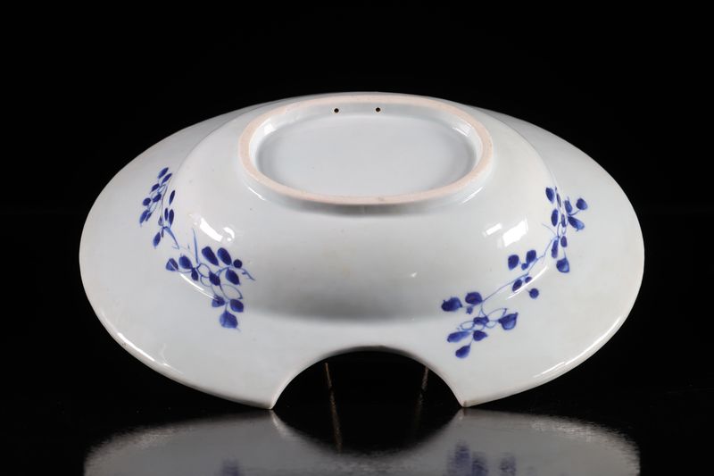 Chine plat à barbe en porcelaine blanc bleu 18ème - Dimensions: L310mm - Poids [...] - Image 2 of 3