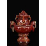 Brûle parfum en agate surmonté d'un couvercle à décor de dragon. CHINE, époque [...]