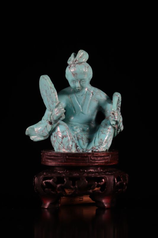 Chine turquoise sculptée d'une jeune femme socle en bois 20ème - Dimensions: [...]