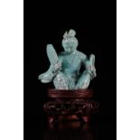Chine turquoise sculptée d'une jeune femme socle en bois 20ème - Dimensions: [...]