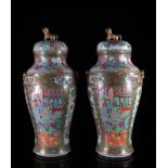 Chine Grande paire de vases couverts en porcelaine de Canton décor de personnages [...]