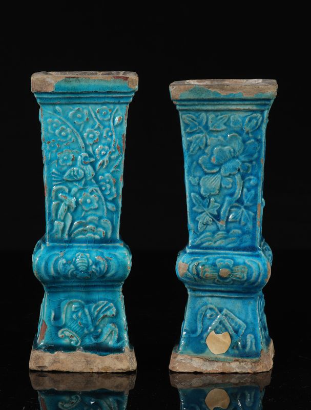 Paire de vases en grès émaillé bleu (accidentés) . CHINE, époque Ming - [...] - Image 2 of 7