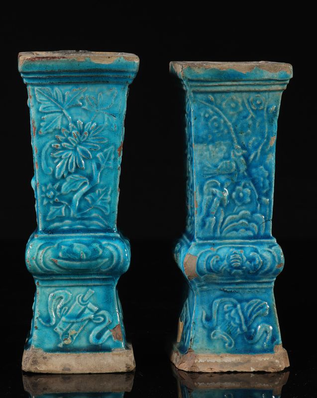 Paire de vases en grès émaillé bleu (accidentés) . CHINE, époque Ming - [...]