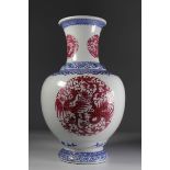 Vase en porcelaine décor de dragon et phoenix, marques Yongzheng Chine ,19-20 ème [...]