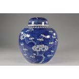 Potiche en porcelaine blanc-bleu prunus ,Chine vers 1900. - Dimensions: H=200mm [...]