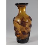 Vase en verre de Pekin à décor de personnages.. - Dimensions: H=145mm D=70mm - [...]